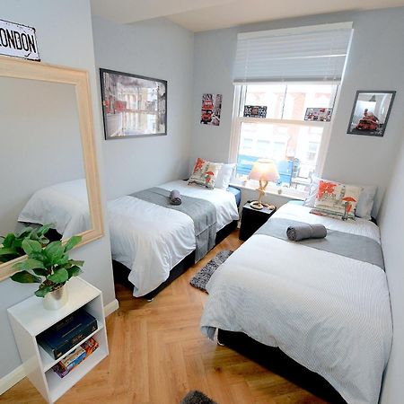 2 Bedroom Flat In Wood Green Piccadilly Line ลอนดอน ภายนอก รูปภาพ