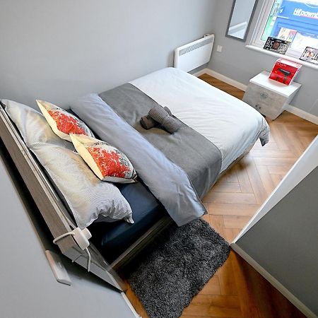 2 Bedroom Flat In Wood Green Piccadilly Line ลอนดอน ภายนอก รูปภาพ