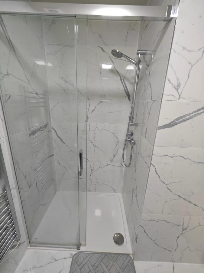 2 Bedroom Flat In Wood Green Piccadilly Line ลอนดอน ภายนอก รูปภาพ