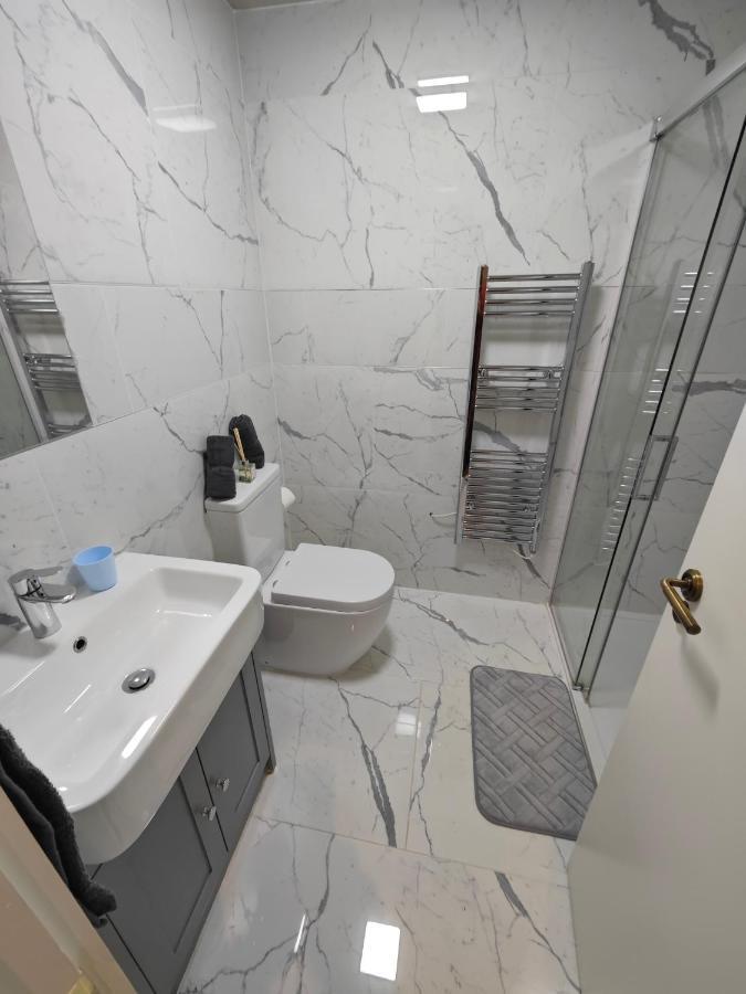 2 Bedroom Flat In Wood Green Piccadilly Line ลอนดอน ภายนอก รูปภาพ