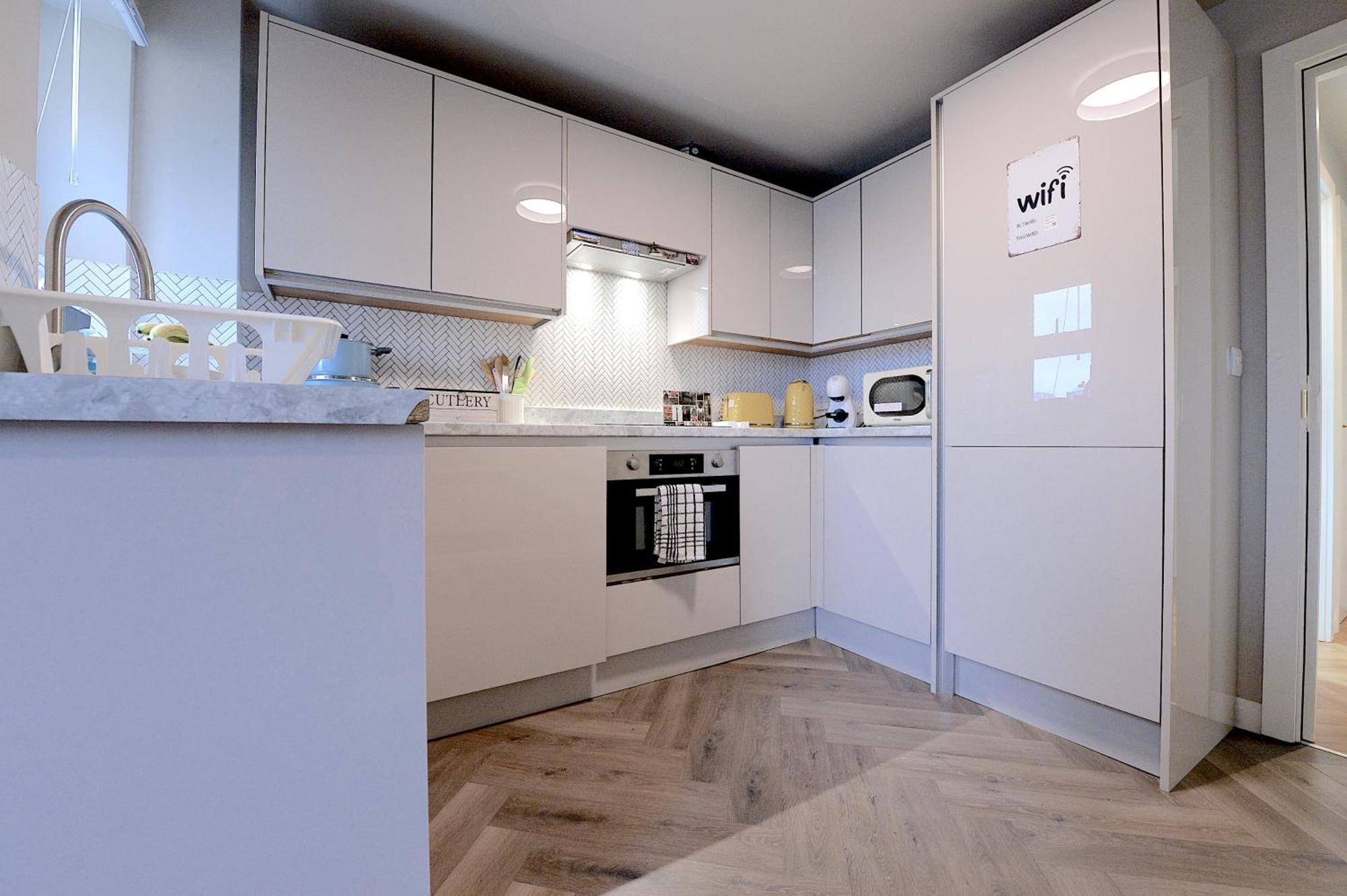 2 Bedroom Flat In Wood Green Piccadilly Line ลอนดอน ภายนอก รูปภาพ