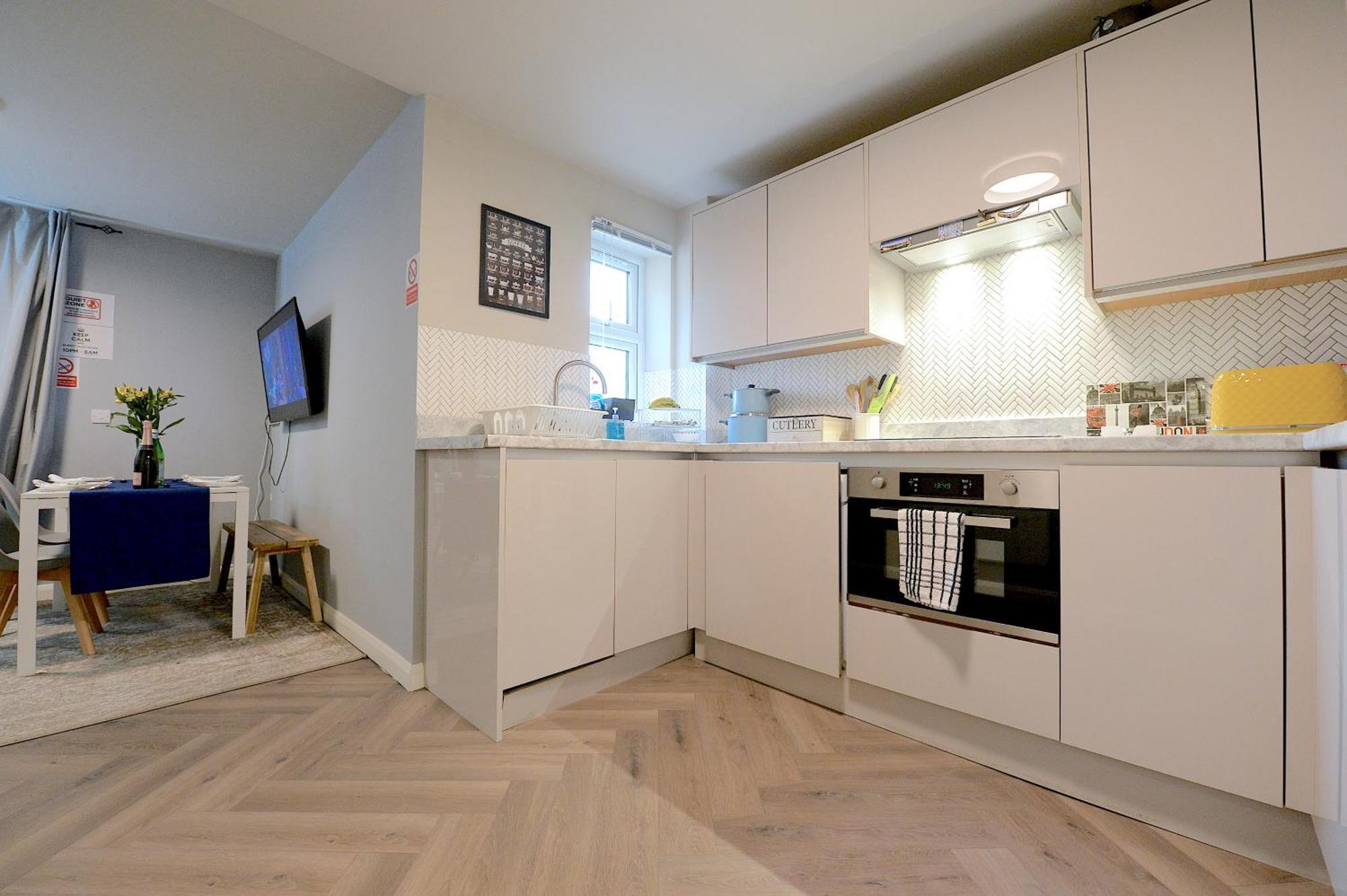 2 Bedroom Flat In Wood Green Piccadilly Line ลอนดอน ภายนอก รูปภาพ