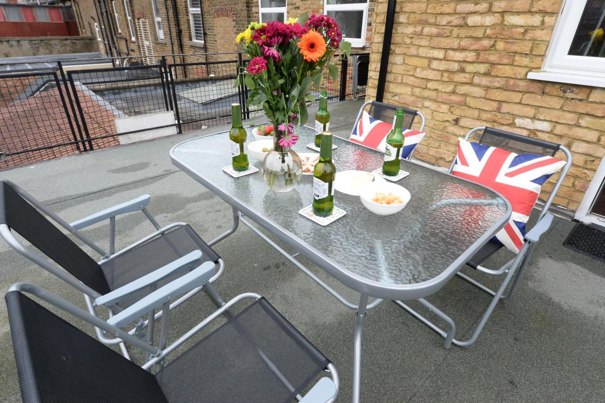 2 Bedroom Flat In Wood Green Piccadilly Line ลอนดอน ภายนอก รูปภาพ